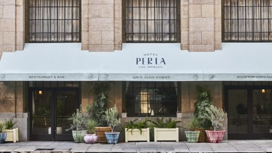 exterior facade with signage and plants at Hotel Per La