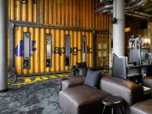 industrial metal wall in yellow and brown leather couches in 25hours Hafencity
