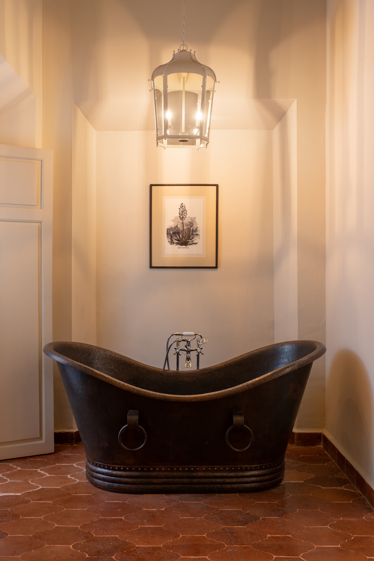 freestanding slipper shape metal bath in alcove in guestroom at Casa Alondra