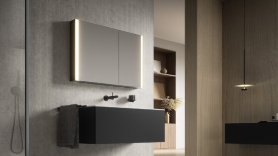 bathroom with Somaris mirrored cabinet by KEUCO