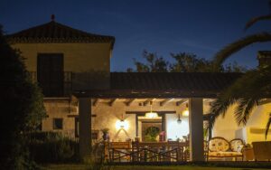 evening lights on the outdoor terrace and dining area at Finca la Gloria