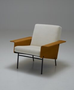 G10 Arcmchair with upholstered seat and wooden sides