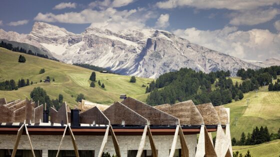 mountain views and architectural detail on the façade of COMO Alpina dolomites