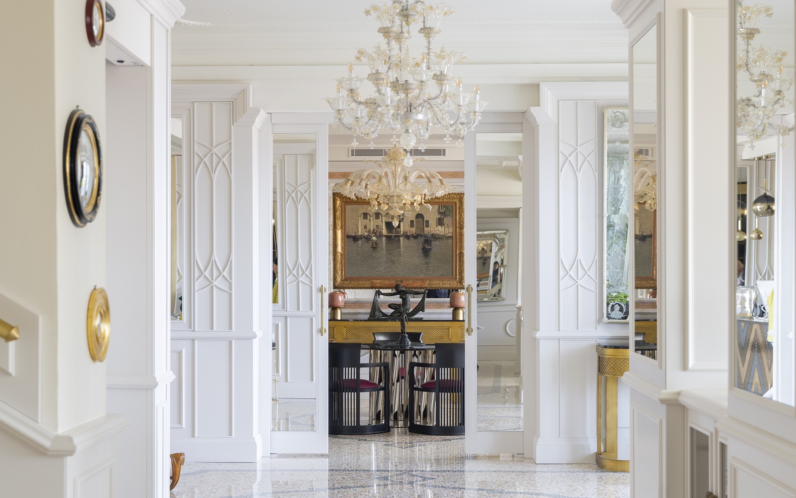 pillars and chandeliers leading from entrance of Londra Palace Venezia