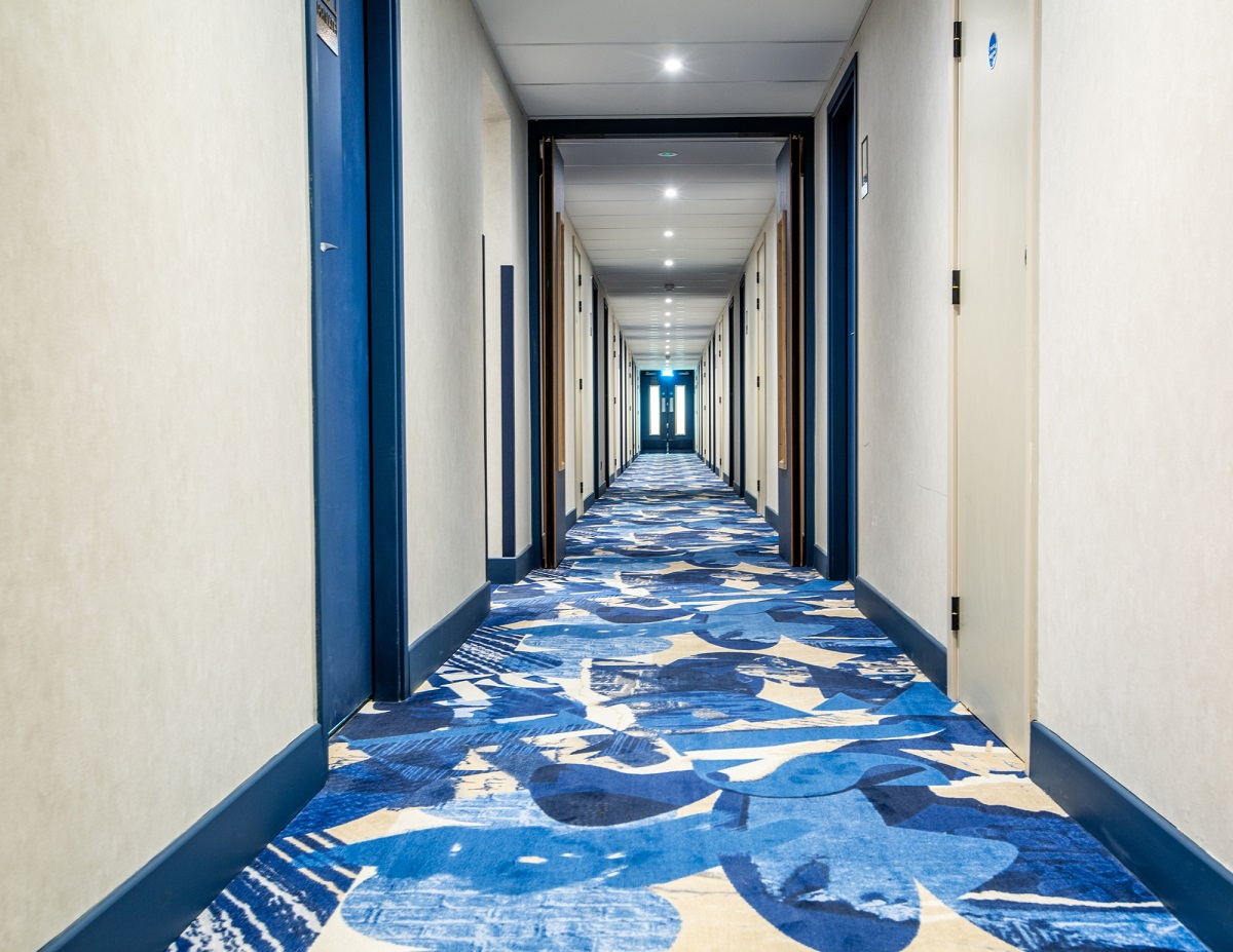 blue patterned carpet in mercure london passage