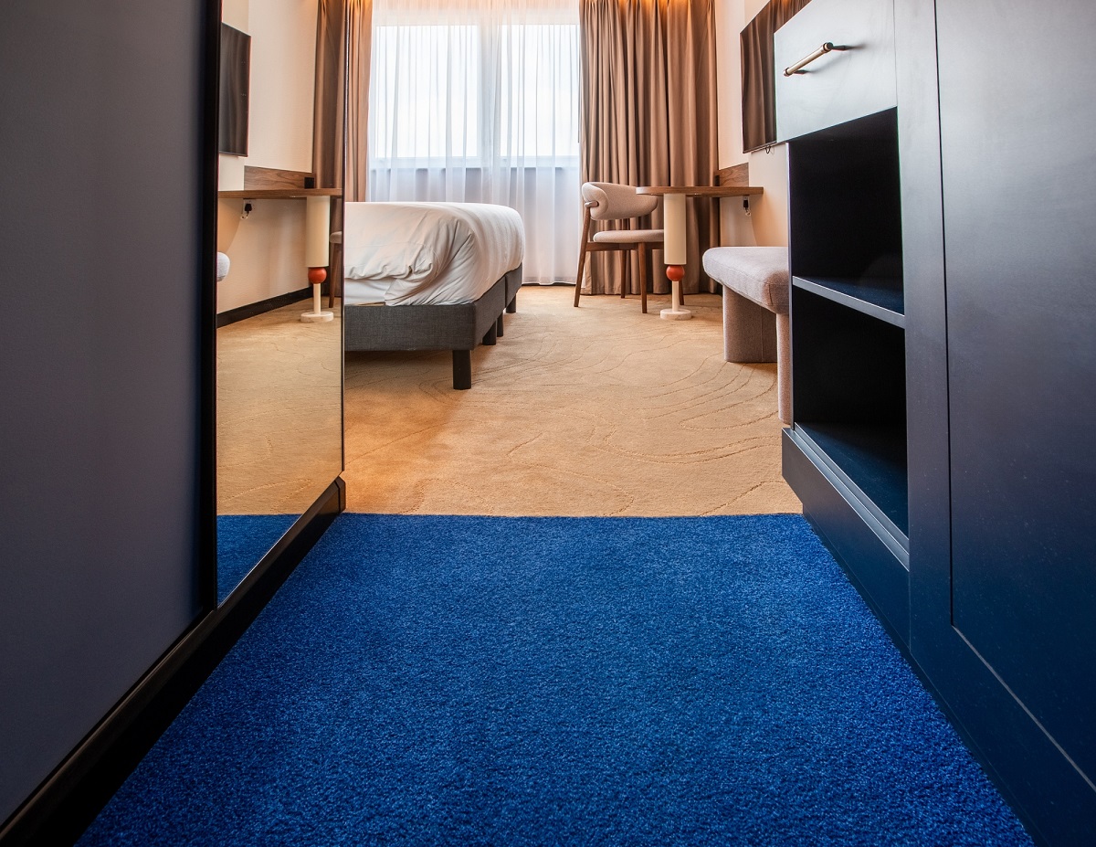 colour blocked carpet in the guestroom of Mercure hotel by Balsan