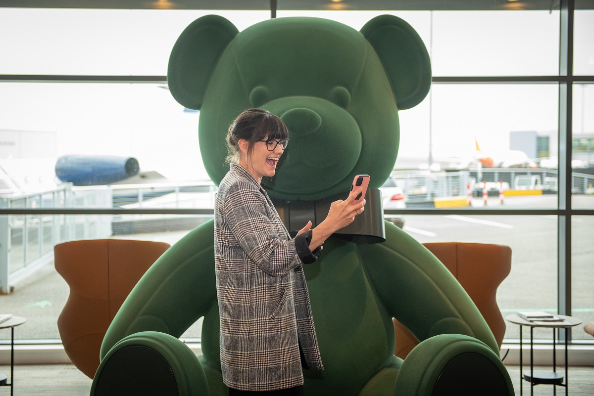 Helen Gilbert takes a selfie with the giant Harrods bear