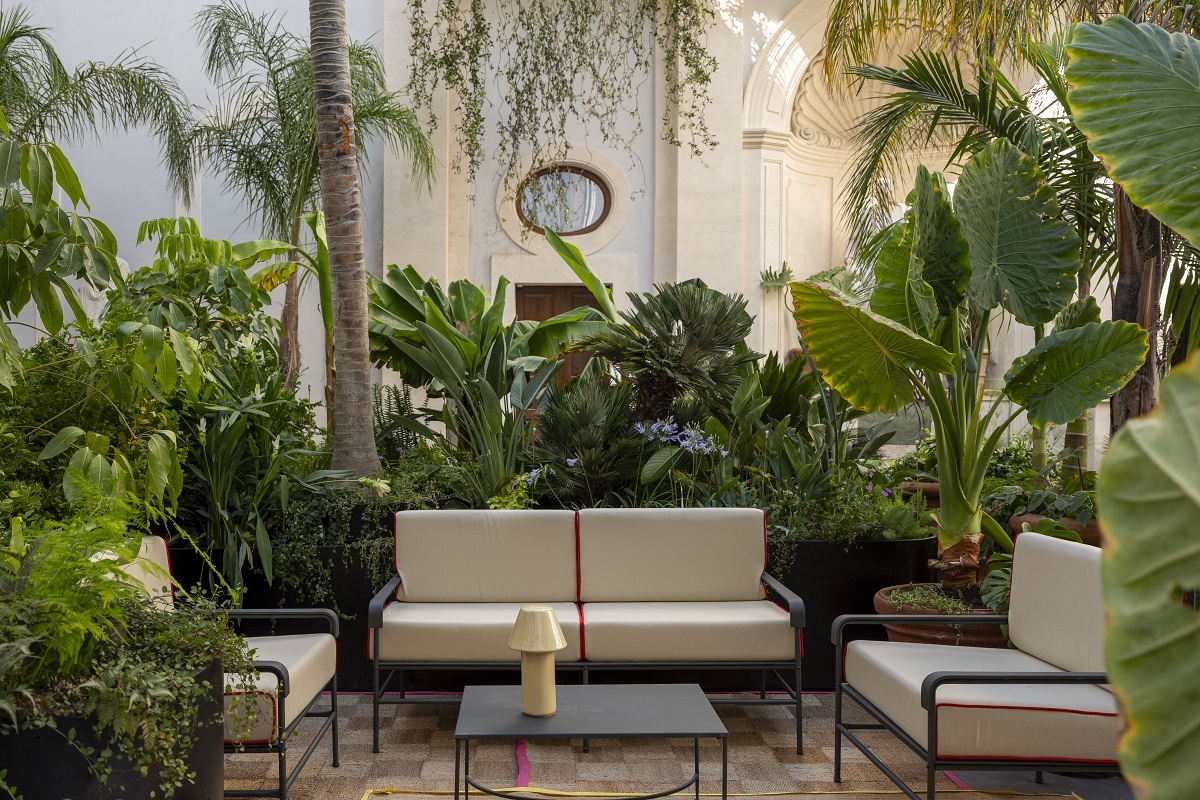 outdoor seating in the Salottino restaurant surrounded by plants