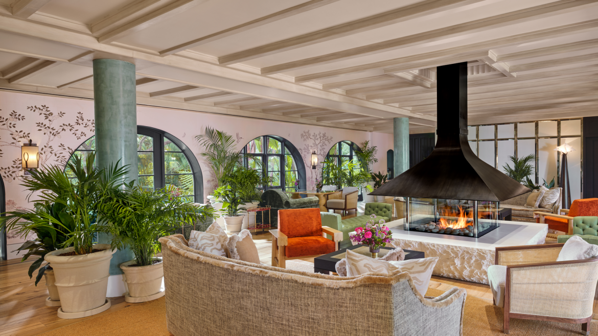 The Living Room in hotel Bel Air with couches in front of fireplace