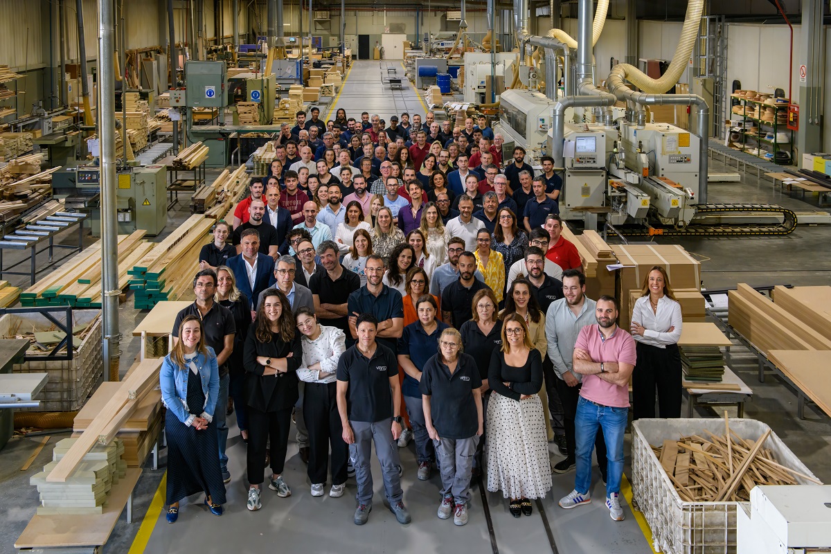 a group photo of the VIRIATO team on the factory floor