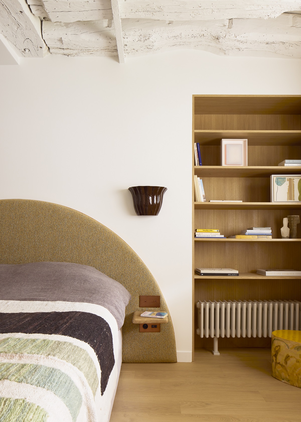 semi-circle bedhead and bookshelf niche in bedroom