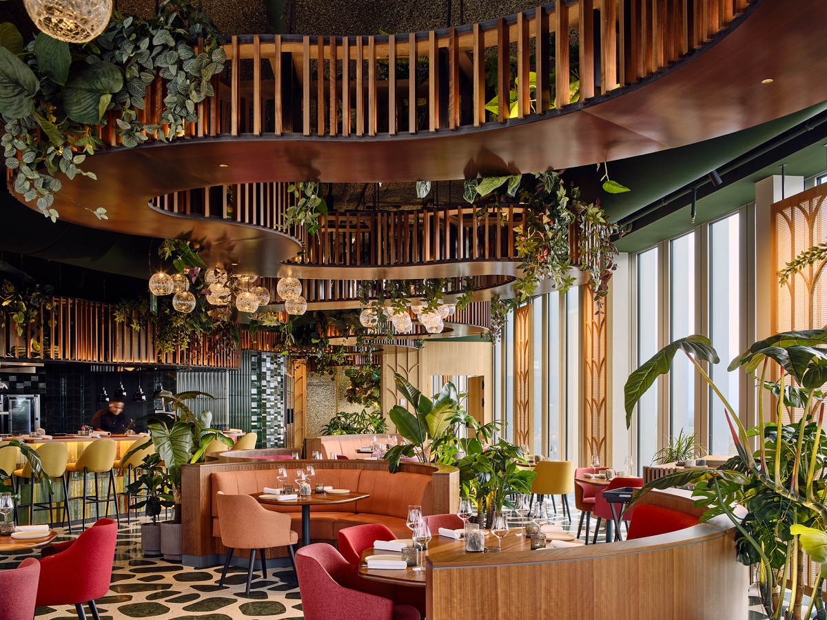 curved ceiling and curved seating in Selva restaurant amsterdam 