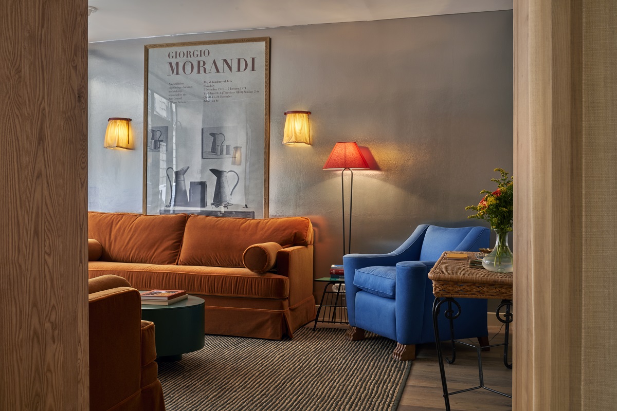 turquoise chair and orange couch in hotel de la Boetie