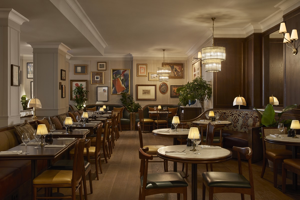 table lamps light the restaurant in Annette in Le Grand Hôtel Cayré