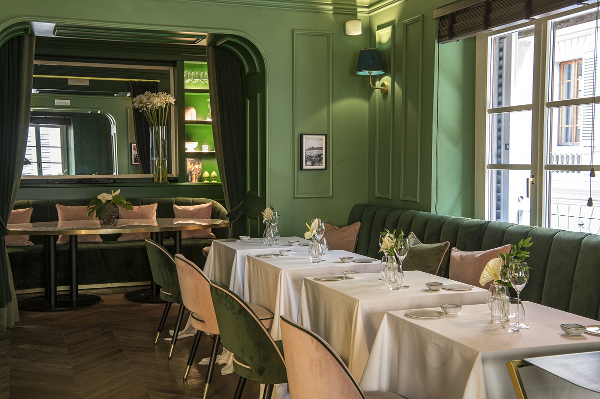 dining room in La Gemma with green walls and pink accents