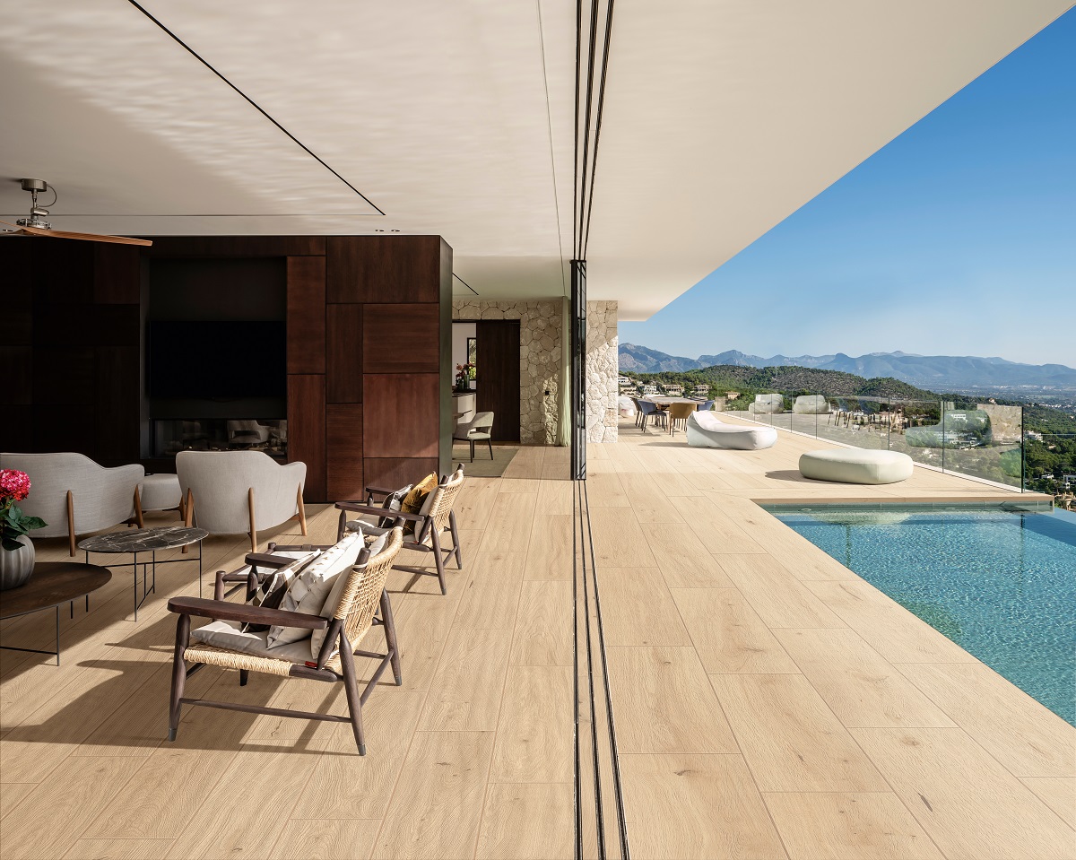 wood effect tiles from Atlas concorde move seamlessly from indoor to outdoor pool area