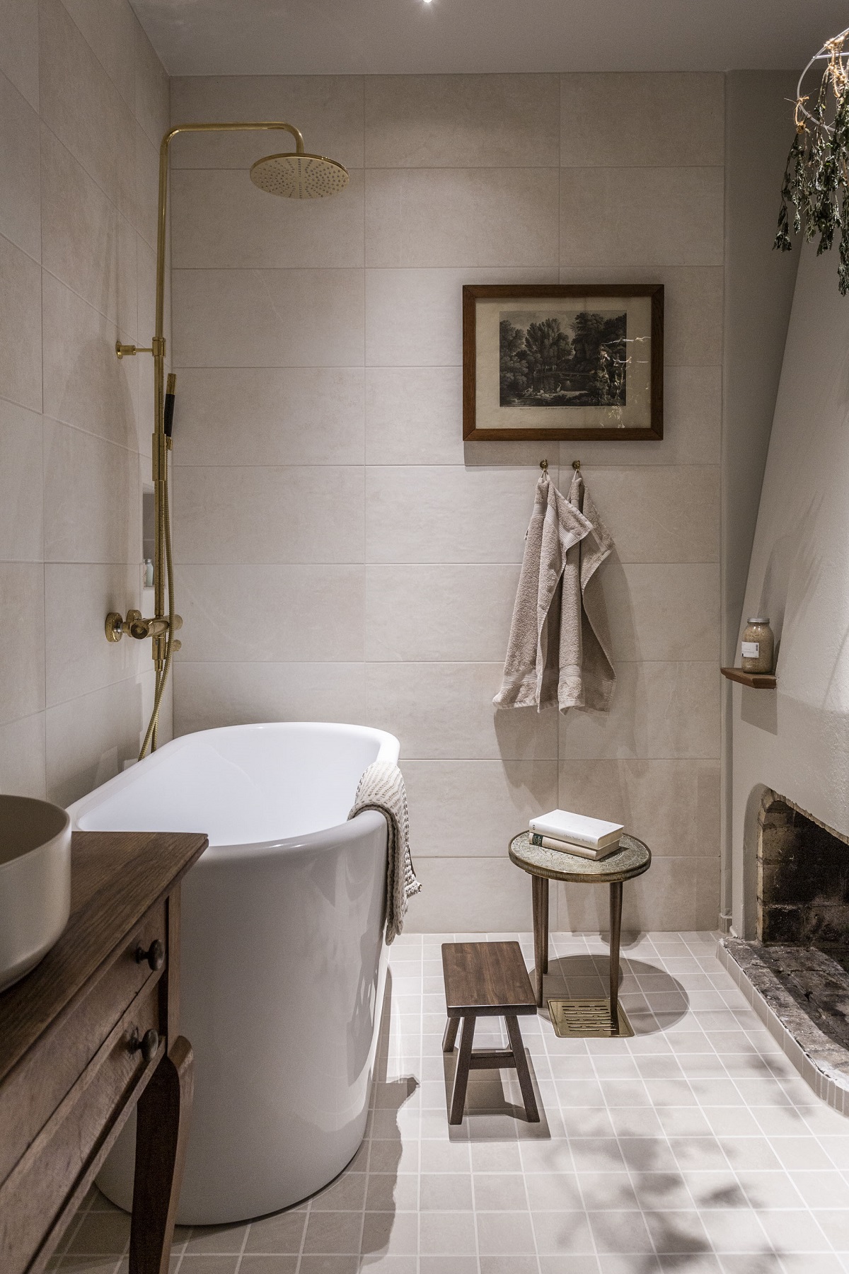 freestanding bath in ensuite bathroom in Billnäs Gård