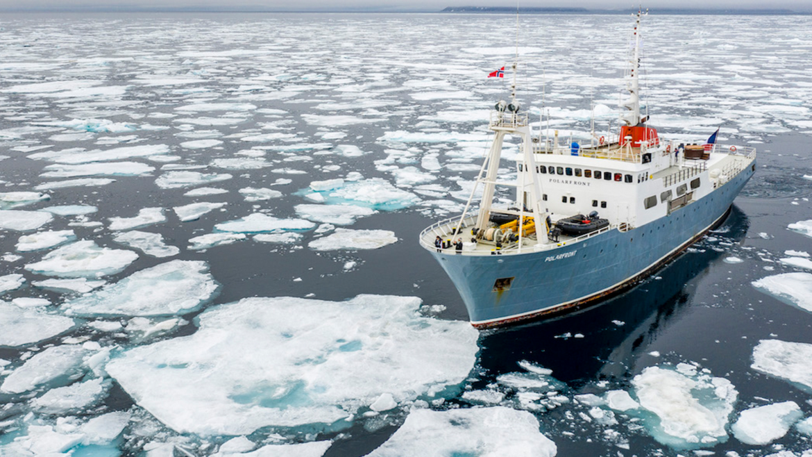 COMO boat expedition to the Arctic in sea of ice