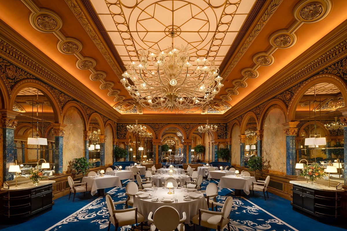 chandeliers, blue velvet and period details in Corinthia Bucharest dining room