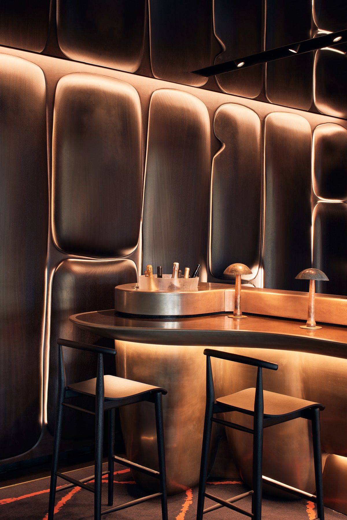 curved reflective bar and surfaces in Canvas Bar in the Dolder grand hotel