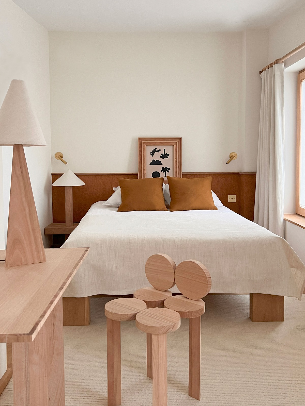 minimalist and natural guestroom interior in the Élysée Montmartre Hotel