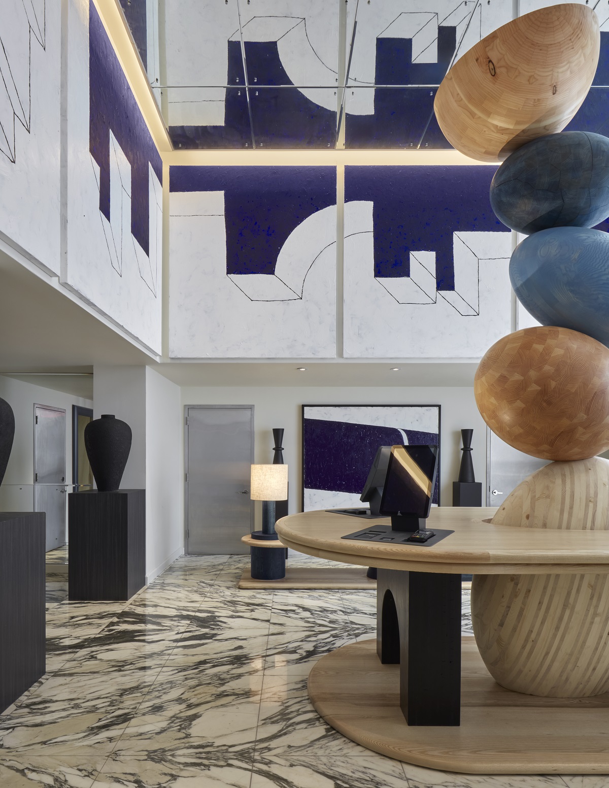 sculptural statement in centre of Hotel Park Ave lobby