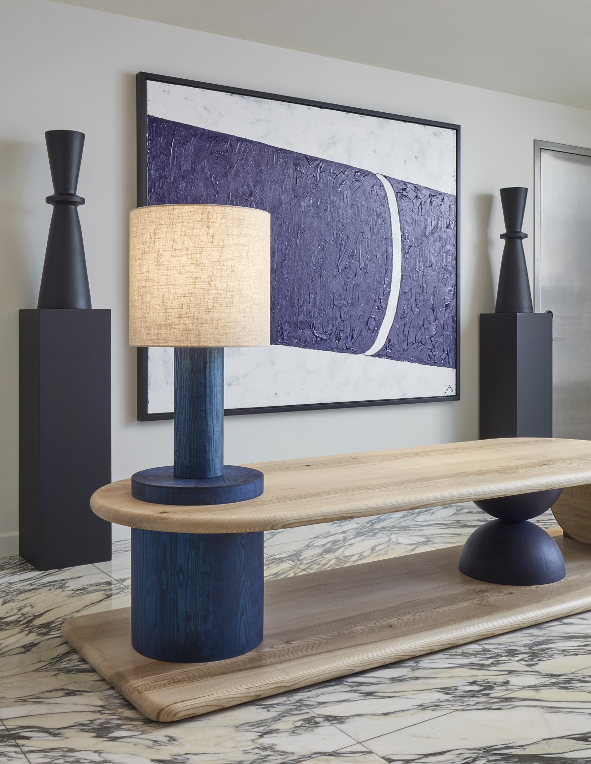 art, lamps and sculptural table in Hotel Park Ave