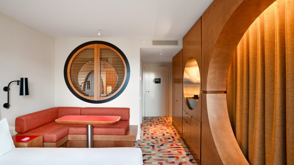 circular motif in the Standard Brussels