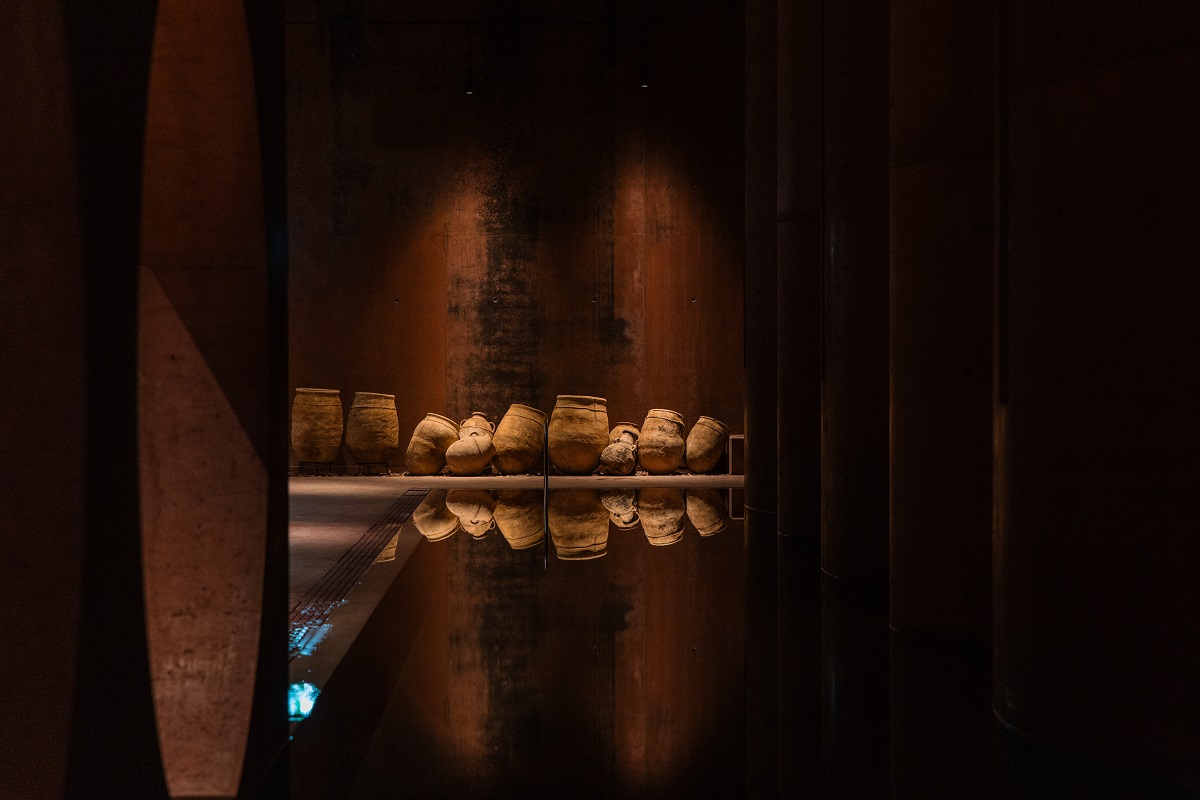 vaulted ceilings and old clay vessels in Hotel Borsari