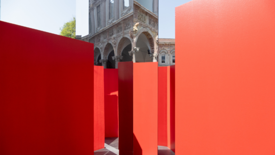The journey, defined by Atlas Concorde’s Boost Expression ceramic surfaces in the Carbon shade – designed by Elisa Ossino – is marked by vertical walls finished with Mapei materials, emerging like geological fissures, guiding visitors toward a central reflective element. Here, the audience is invited to engage with their role in transforming the environment, entering into a dialogue between material, space, and design thinking. The Boost Expression collection brings materiality to life in its purest form. It was conceived with the goal of offering an extremely three-dimensional and tactile interpretation of the product, in perfect alignment with the theme of transformation represented by MAGMA. MAGMA serves as a metaphor for change, symbolizing nature as a constantly evolving organism, underscoring the need for a balanced relationship between humanity and the environment, even amid complexity.