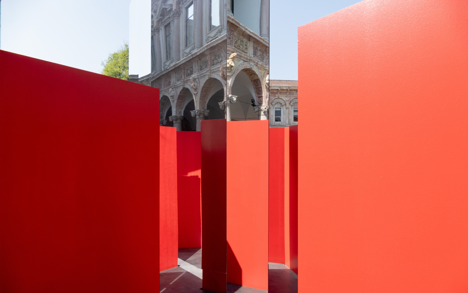 The journey, defined by Atlas Concorde’s Boost Expression ceramic surfaces in the Carbon shade – designed by Elisa Ossino – is marked by vertical walls finished with Mapei materials, emerging like geological fissures, guiding visitors toward a central reflective element. Here, the audience is invited to engage with their role in transforming the environment, entering into a dialogue between material, space, and design thinking. The Boost Expression collection brings materiality to life in its purest form. It was conceived with the goal of offering an extremely three-dimensional and tactile interpretation of the product, in perfect alignment with the theme of transformation represented by MAGMA. MAGMA serves as a metaphor for change, symbolizing nature as a constantly evolving organism, underscoring the need for a balanced relationship between humanity and the environment, even amid complexity.