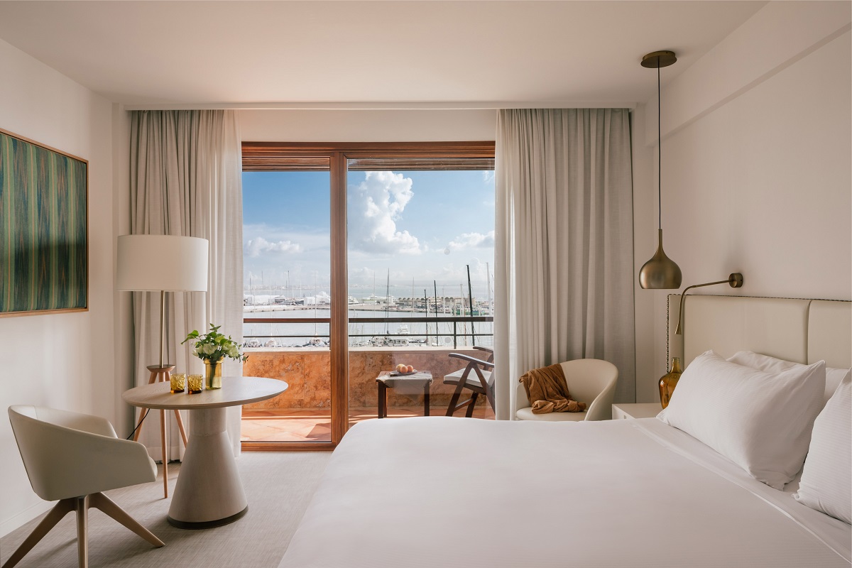 guestroom in Hotel Victoria Gran Meliá with cathedral view