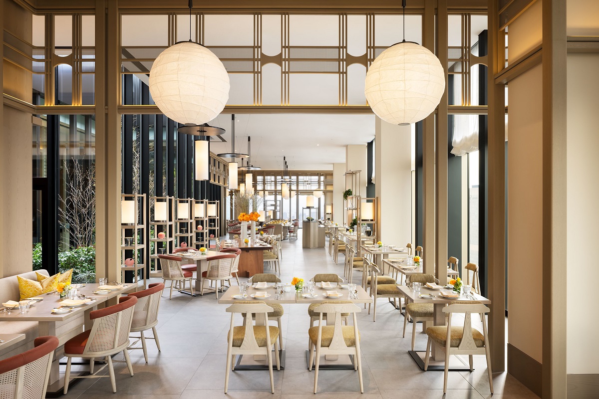 high volume ceiling with round paper lighting in Waldorf Astoria Osaka Jolie Brasserie 