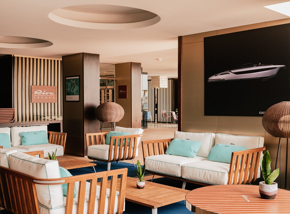 wood and sleek lines in Riva Lounge design