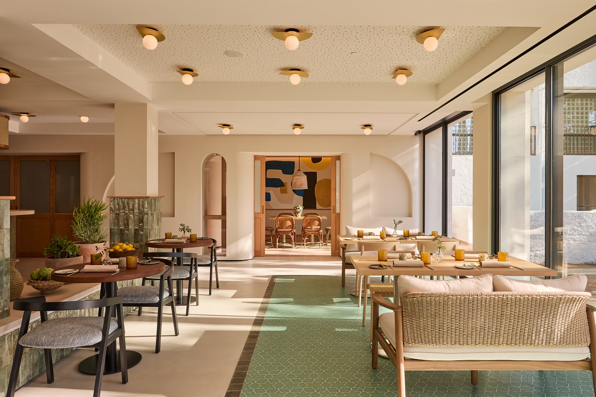 natural colours on the walls and sage green floor in hotel restaurant