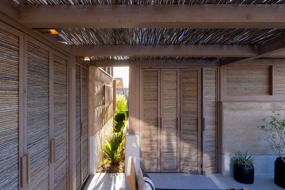 natural textures of wood, stone and concrete in El Perdido 