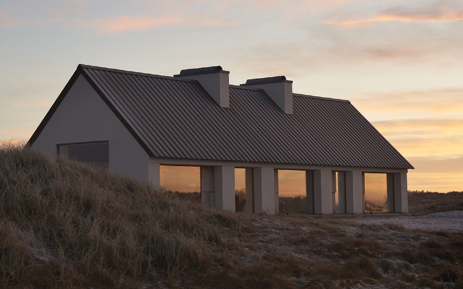 exterior view of Vipp-cold hawaii cottage in evening light