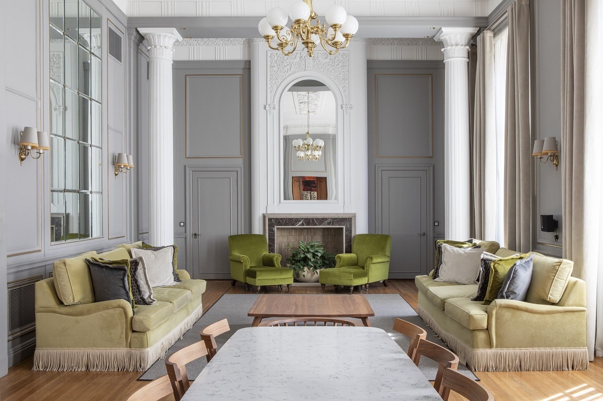 seating and fireplace in entrance to Edinburgh Grand