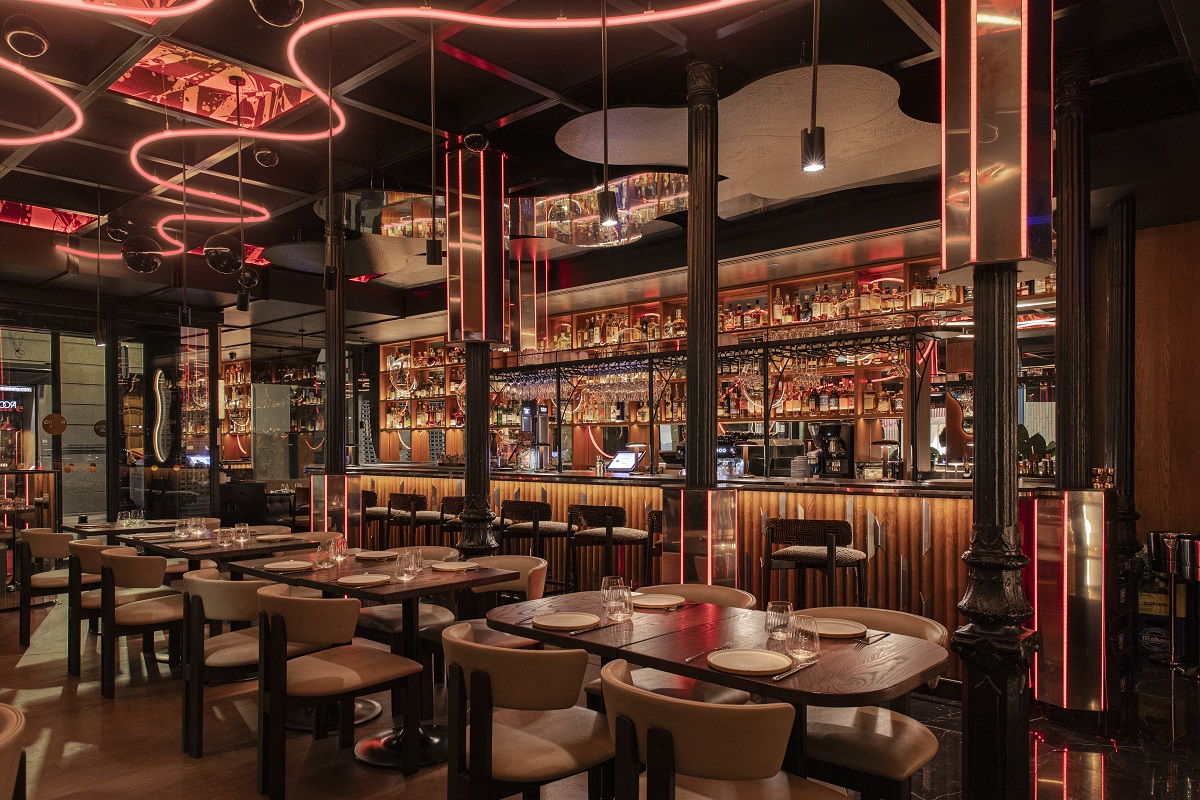lighting installation on the ceiling and reflective surfaces in the bar in Roostiq Madrid