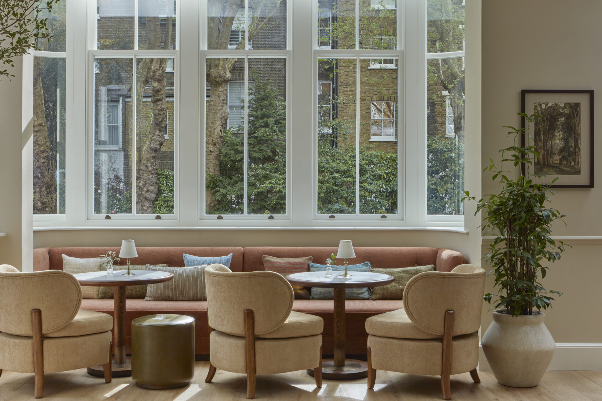 The open plan lobby space is filled with little cosy nooks and corners, overlooking the garden
