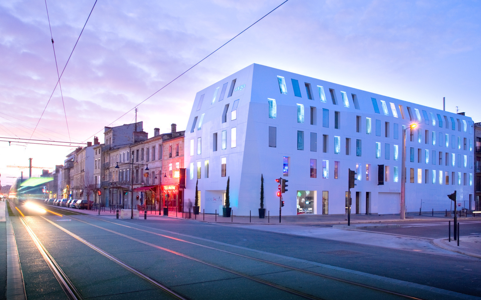 Shot of Seeko'o Hotel in Bordeaux during sunset. Building facade is Corian cladding creating a smooth white outer