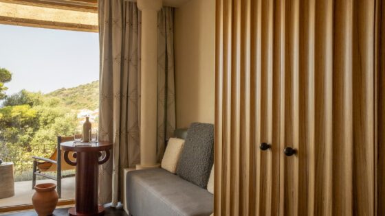 natural colours and surfaces in open design in Mylos Hotel corsica