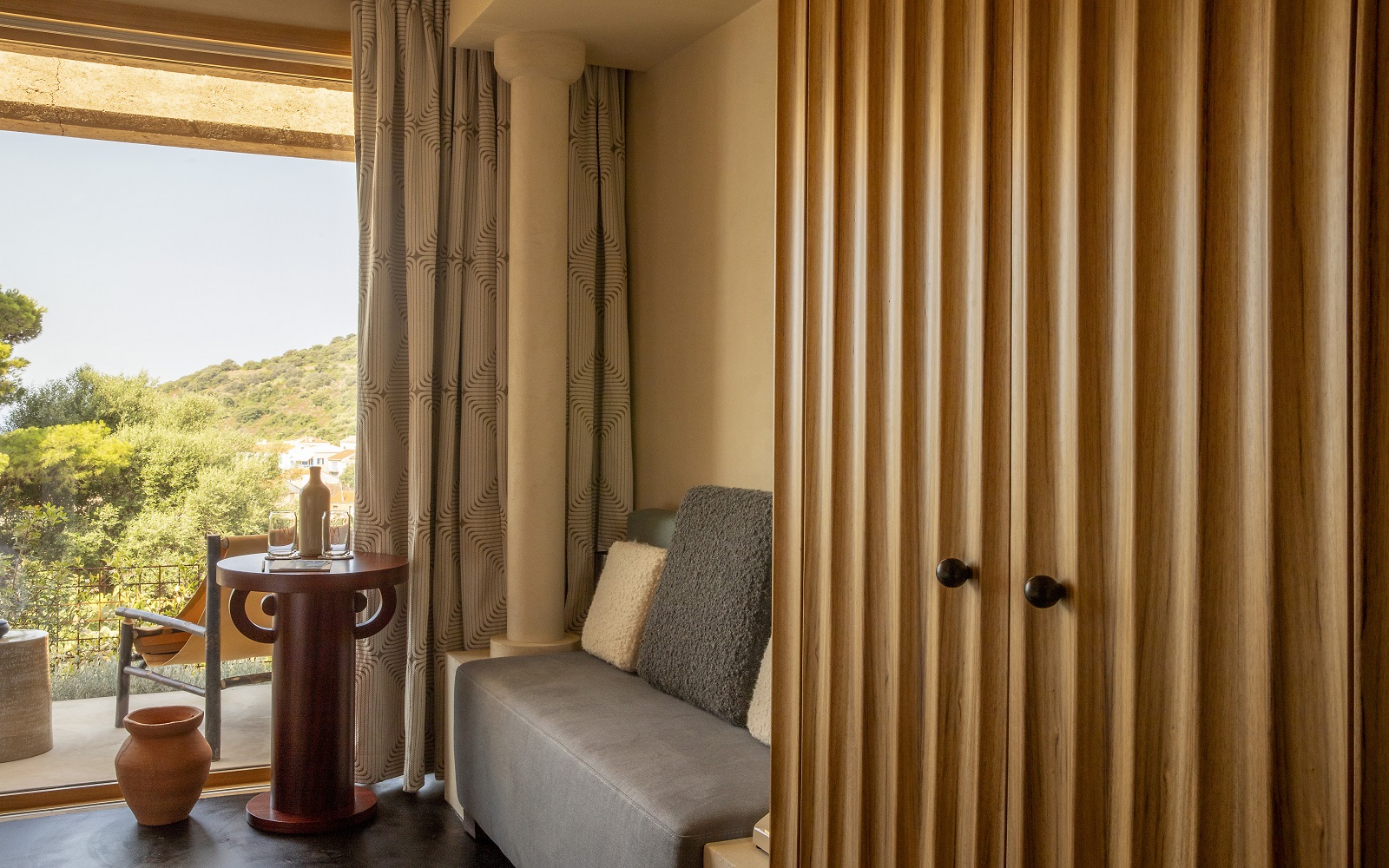 natural colours and surfaces in open design in Mylos Hotel corsica