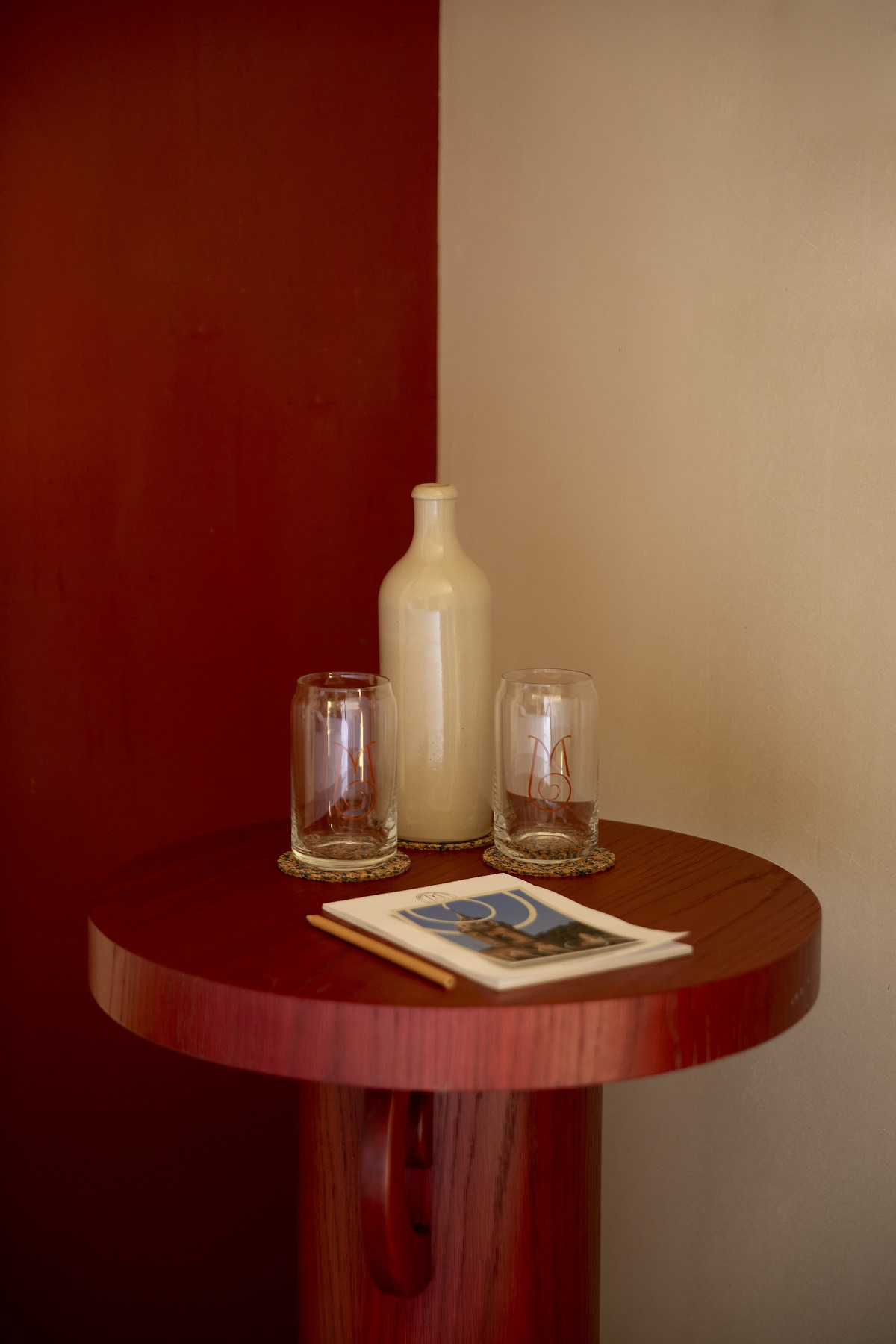 table detail in Mylos Hotel with red and stone coloured wall