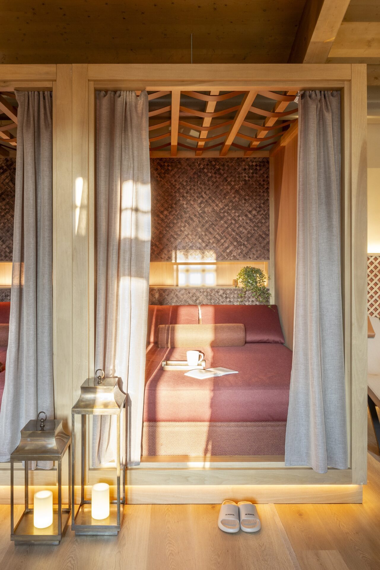 Private retreat with curtained bed at De Montel: Terme Milano