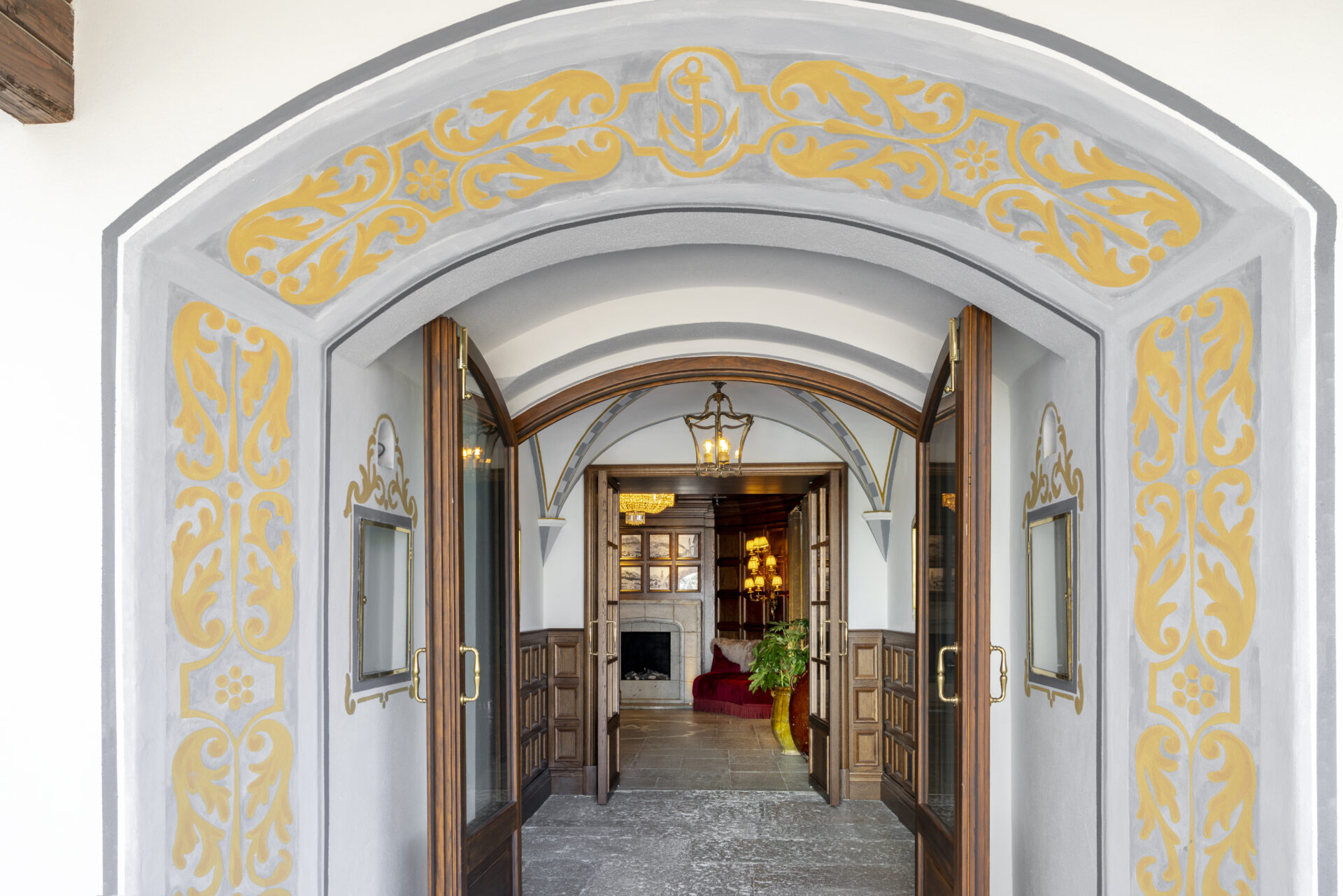 Ancora Cortina Entrance with gilded archway door
