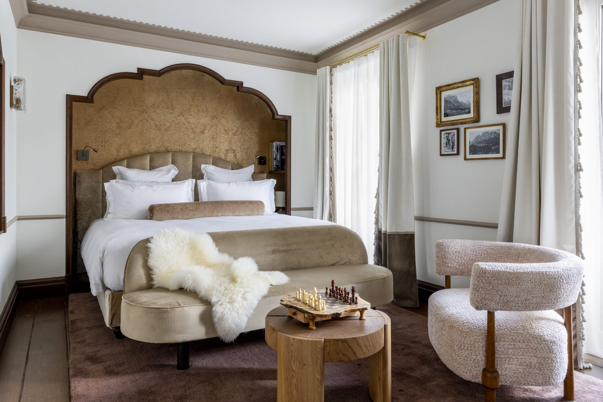 Ancora Cortina Executive Suite room with inset wooden headboard