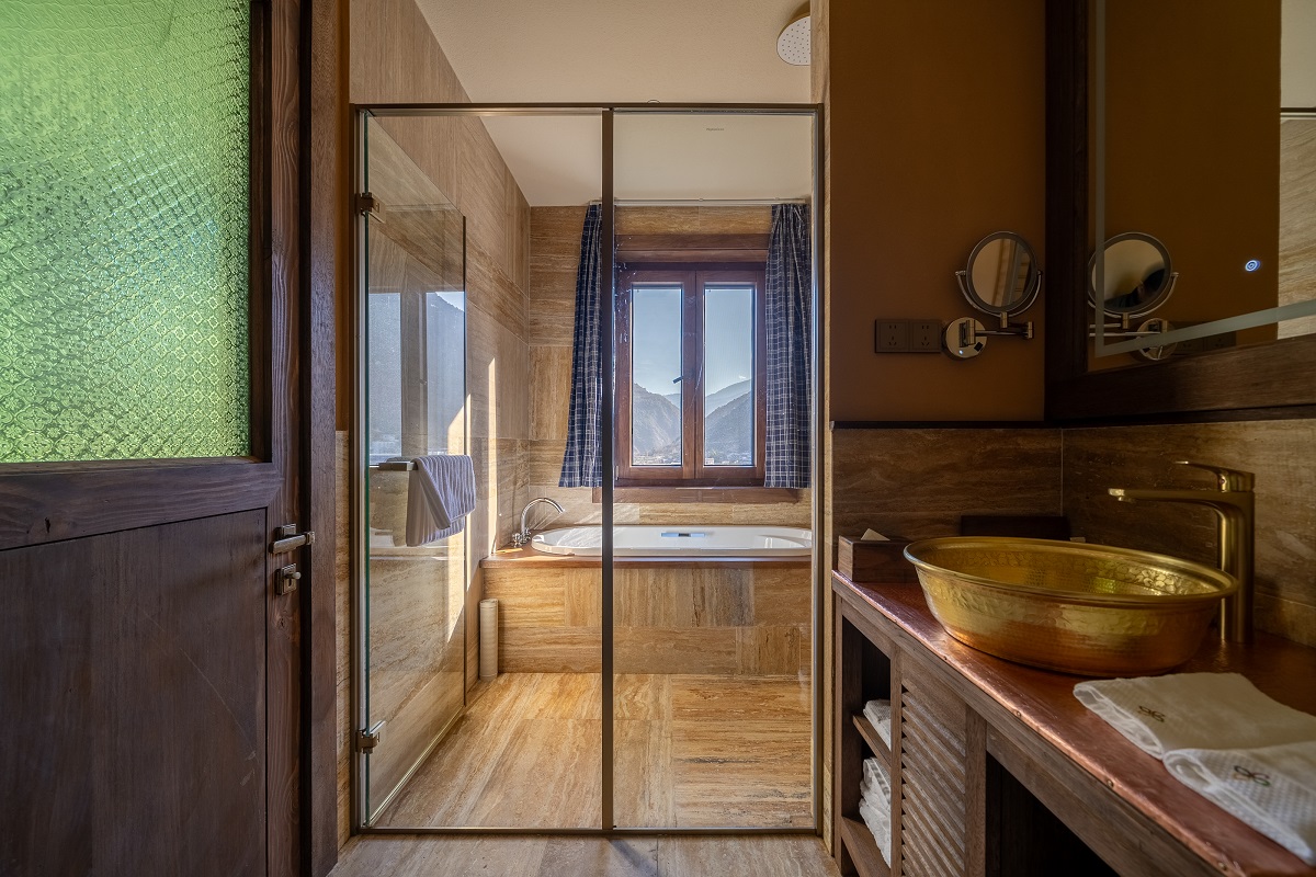 bathroom with view over the mountains and the Lancang River