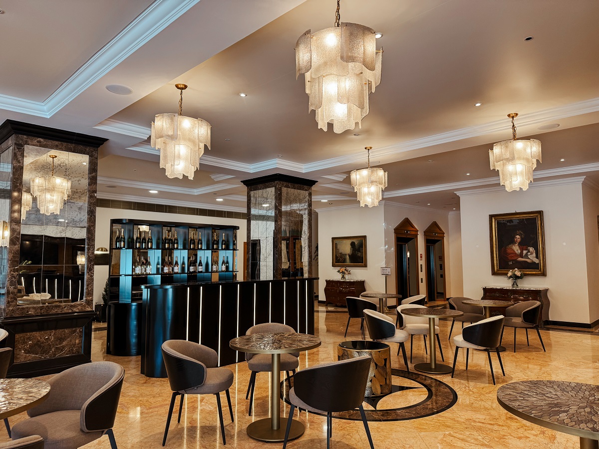 bar and seating in lobby of Dom Pedro Lisboa Hotel,