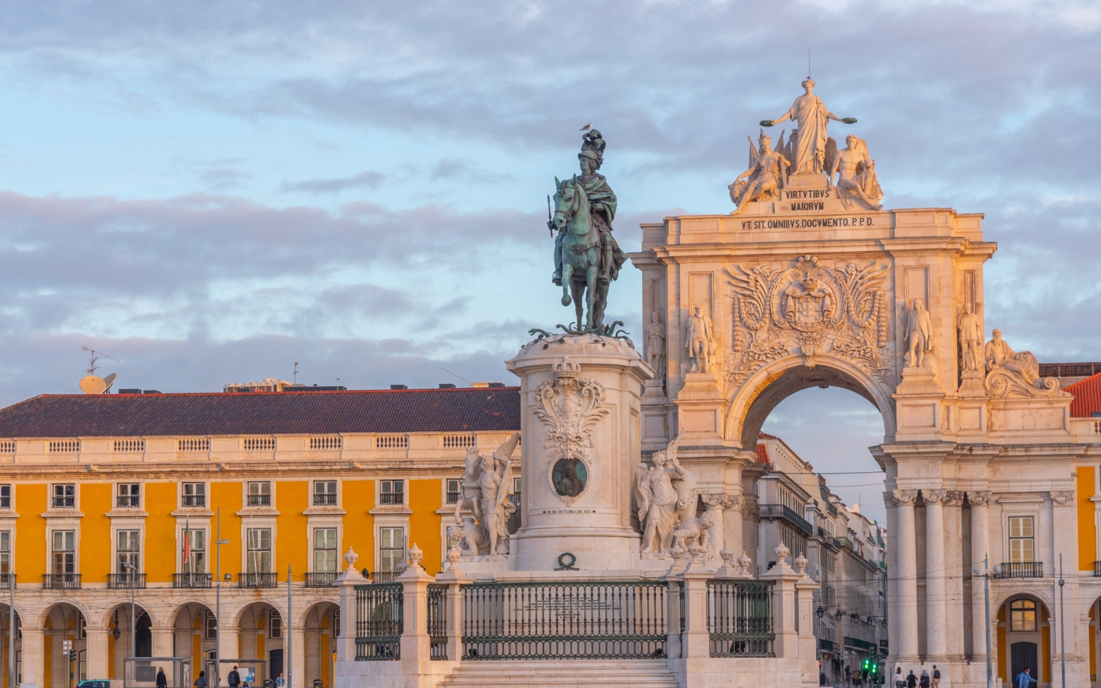 Praça do Comercio, stone archway decorated in carved figures.